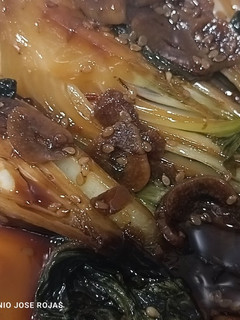 Una foto de Pak Choi "Col China", en salsa agridulce de sésamo