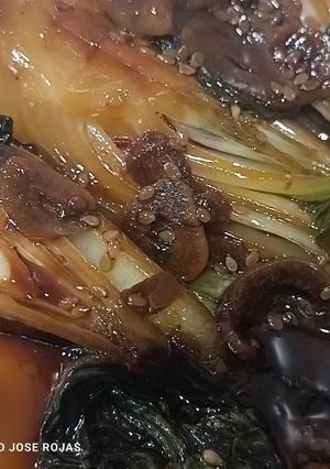 Una foto de Pak Choi "Col China", en salsa agridulce de sésamo