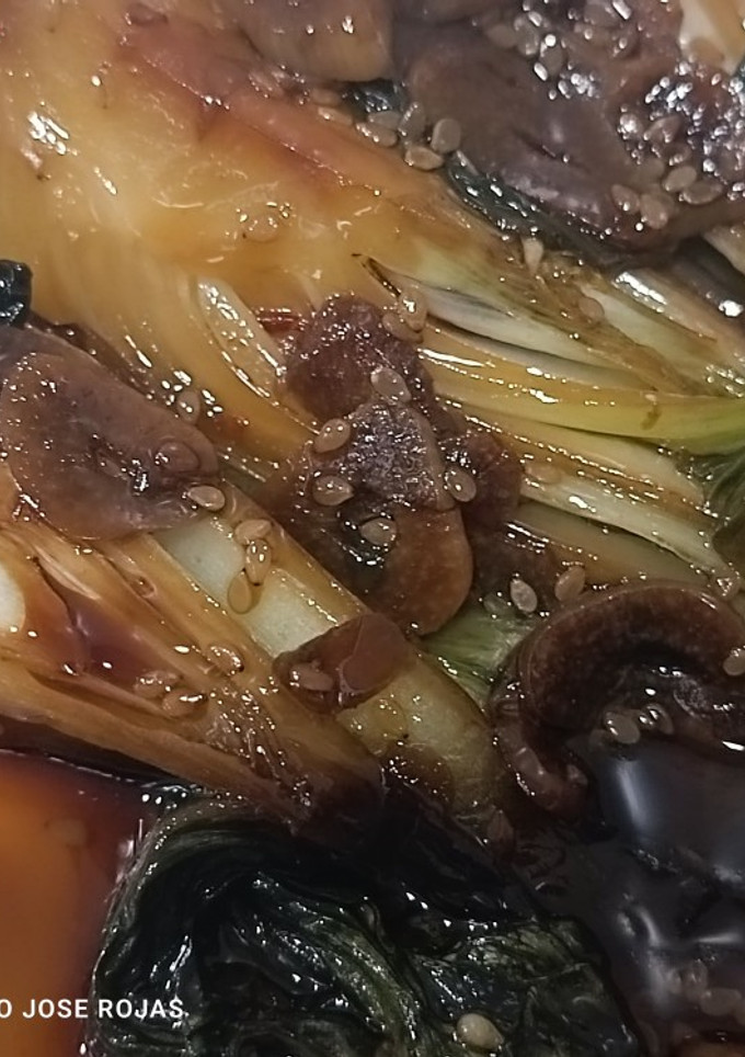 Una foto de Pak Choi "Col China", en salsa agridulce de sésamo