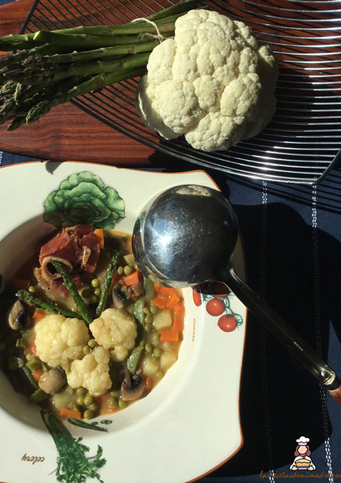 Una foto de Menestra de verduras con espárragos trigueros