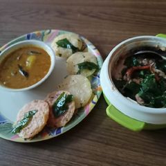 A picture of Rava idli and groundnut chutney.