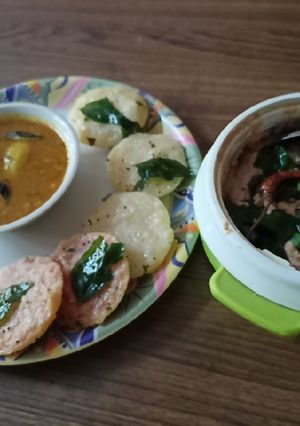 A picture of Rava idli and groundnut chutney.