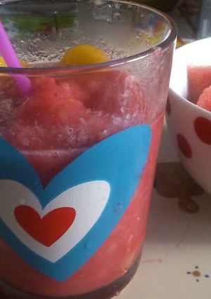 Una foto de Batido de sandía y frambuesa 🍉🍇