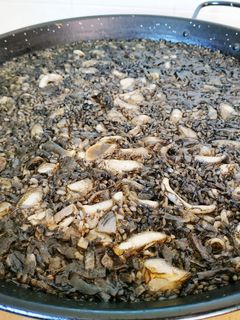 Una foto de Arroz negro con sepia y calamares