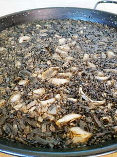 Una foto de Arroz negro con sepia y calamares