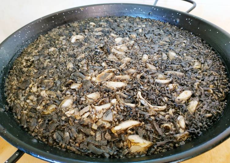 Arroz negro con sepia y calamares