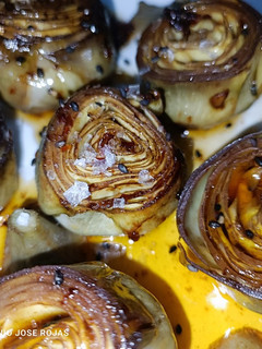 Una foto de Corazón de alcachofas a la plancha, con aceite especiado de pasta de chile