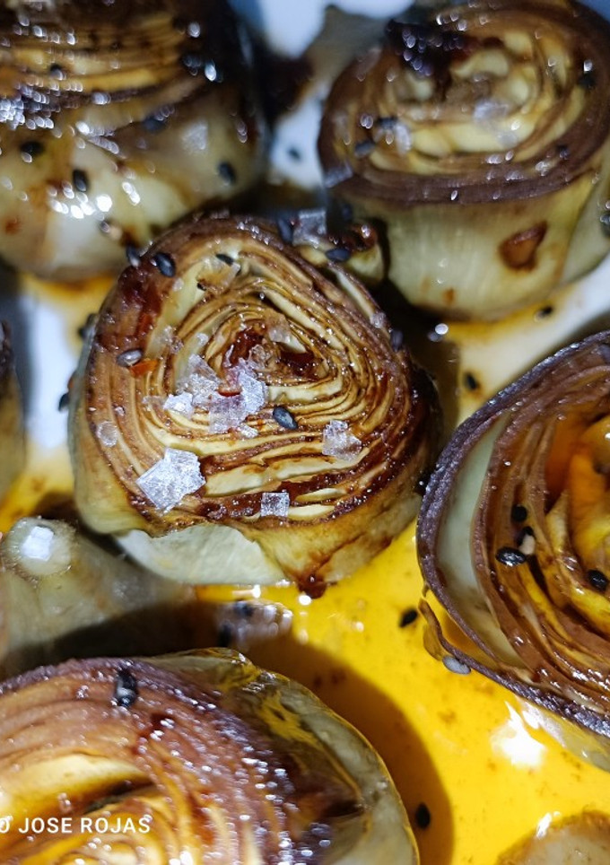 Una foto de Corazón de alcachofas a la plancha, con aceite especiado de pasta de chile