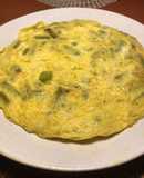 Para tapear: Tortilla de espárragos y ajos tiernos, con huevos de casa