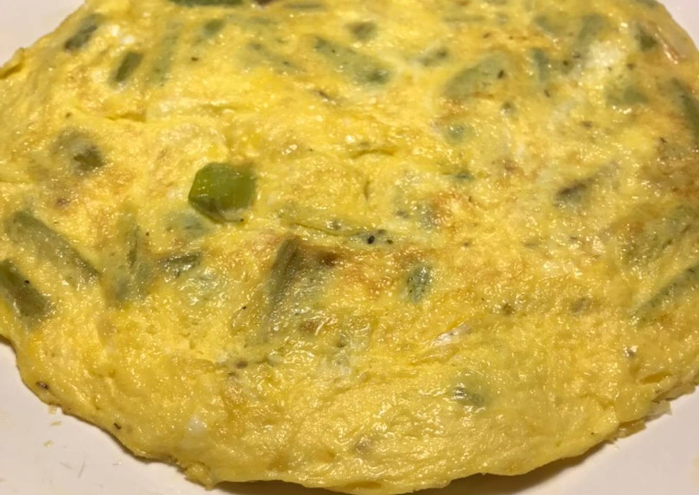 Para tapear: Tortilla de espárragos y ajos tiernos, con huevos de casa