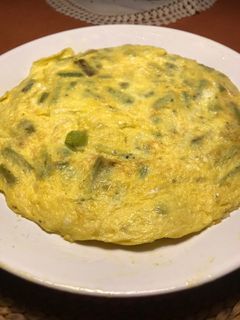 Una foto de Para tapear: Tortilla de espárragos y ajos tiernos, con huevos de casa