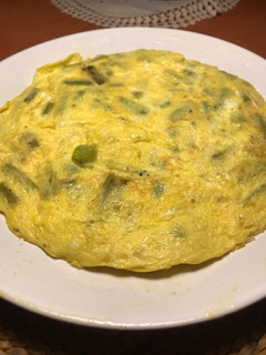 Una foto de Para tapear: Tortilla de espárragos y ajos tiernos, con huevos de casa
