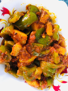 शिमला मिर्च आलू (Shimla mirch aloo recipe in hindi) रेसिपी मुख्य फोटो