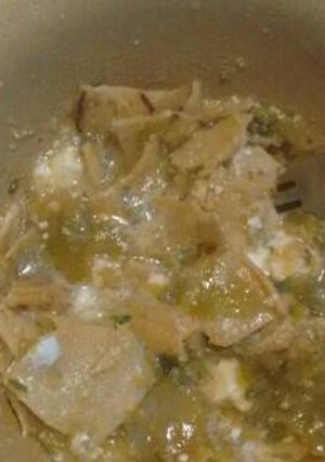 Una foto de Chilaquiles verdes.ॐ