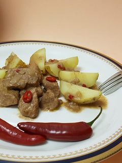 Una foto de Magro de cerdo en salsa de vino tinto con soja y chile rojo