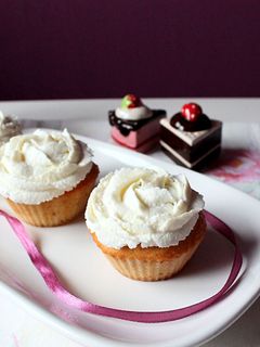 Фото Капкейки с творожным кремом и смородиновым джемом.