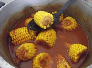 Una foto de Elotes dulces con atole de chiles y epazote para comer con el olote