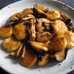 A picture of Gnocchi & Mushrooms In Butter Soy Sauce.