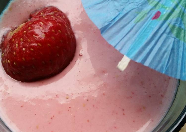 Erdbeer-Apfel- Birnen Smoothie mit Kefir, Sesampaste und Leinsamen