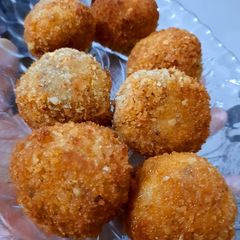 A picture of Chicken potatoes balls.