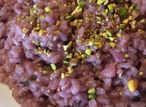 Foto di Risotto al cavolo viola mantecato al Grana con pistacchi