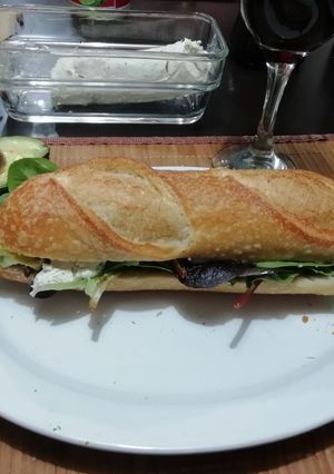 Una foto de Baguette con queso cabra