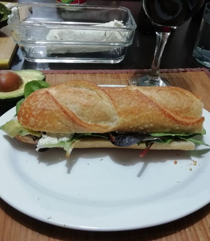 Una foto de Baguette con queso cabra