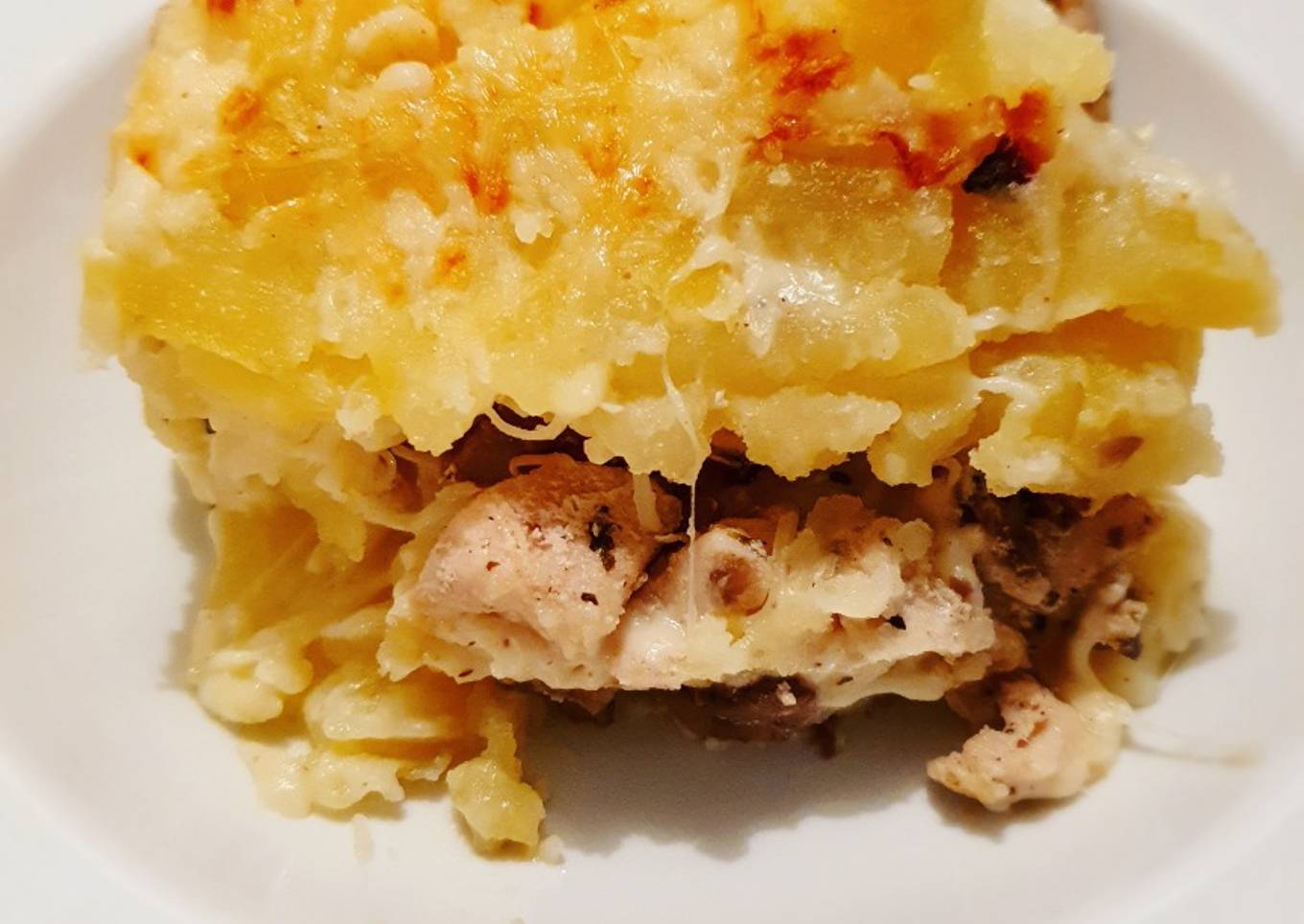 Gratin de pomme de terre, poulet et champignon