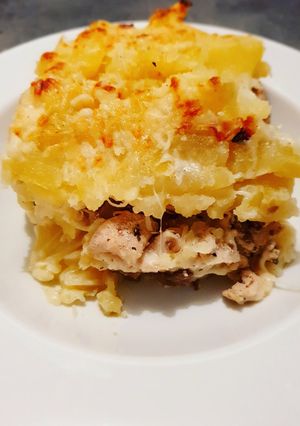 Une photo de Gratin de pomme de terre, poulet et champignon