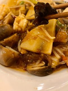 Una foto de Calamar & setas en soja 🦑🥢