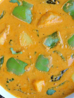 குடை மிளகாய்- உருளைக்கிழங்கு கிரேவி(Kudaimilakaai urulaikilanku gravy recipe in tamil) செய்முறை முக்கிய புகைப்படம்