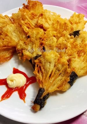 Hình của món Nấm Kim Châm Cuộn Rong Biển Chiên Giòn Chay.