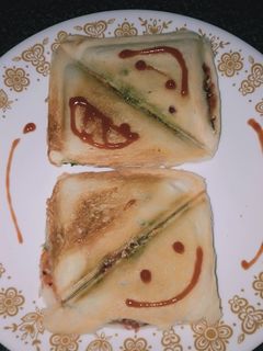 વેજીટેબલ સેન્ડવિચ (Vegetable Sandwich Recipe In Gujarati) રેસીપી મુખ્ય ફોટો