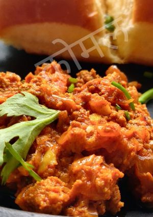 मटण खिमा आणि पाव (mutton kheema pav recipe in marathi) रेसिपी चे मुख्य फोटो 
