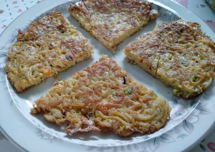 Bagaimana Membuat Martabak mie / pizza mie yang Sempurna