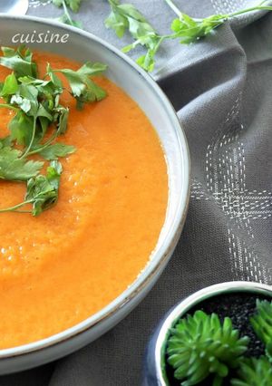 Une photo de Soupe de lentilles corail / poivron et carottes aux épices