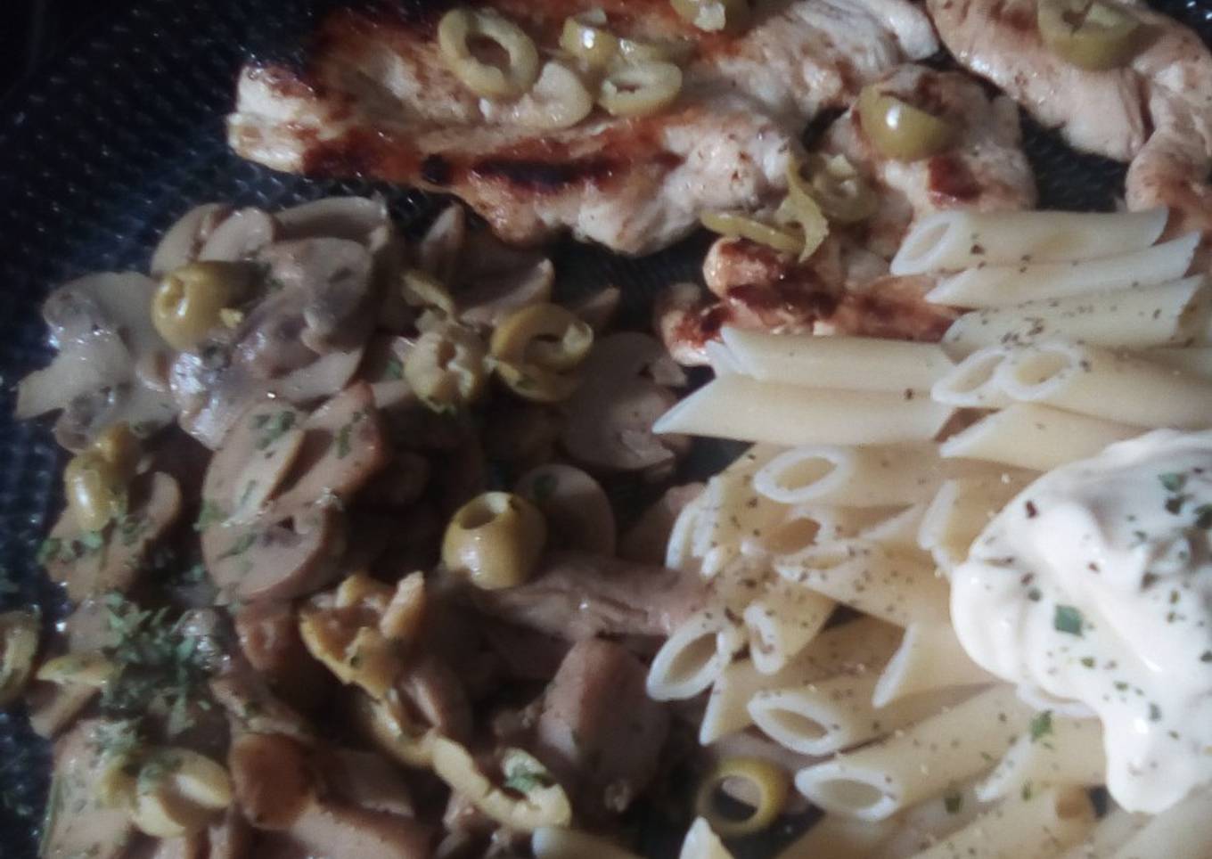 Pechuga de pollo con champiñones rehogados y pasta