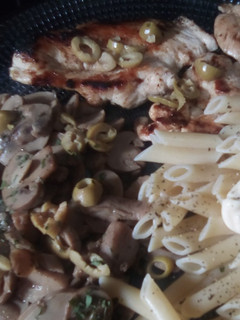 Una foto de Pechuga de pollo con champiñones rehogados y pasta