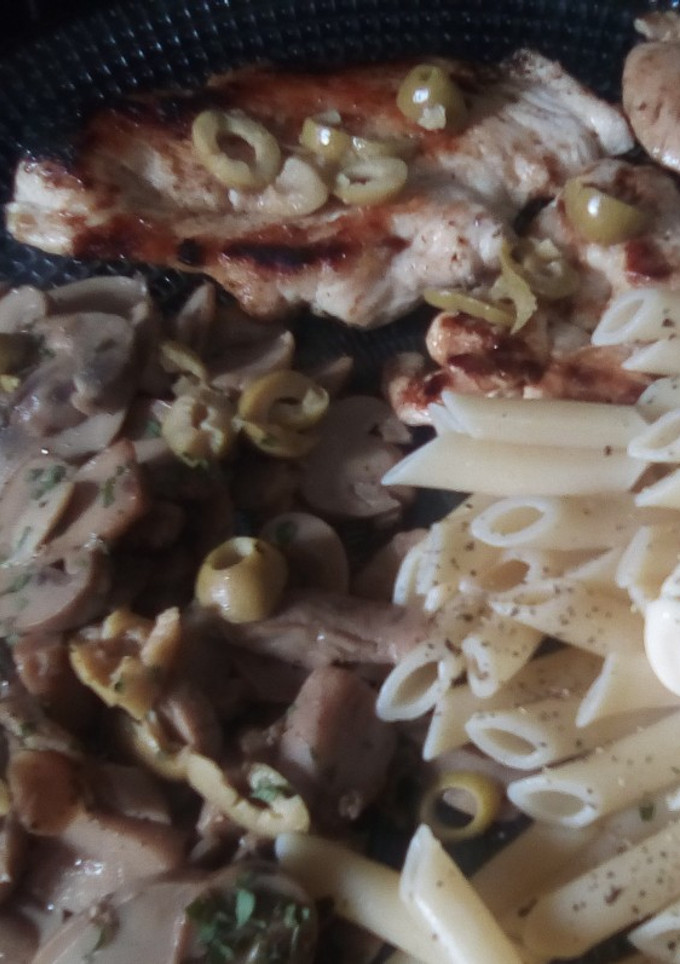 Una foto de Pechuga de pollo con champiñones rehogados y pasta