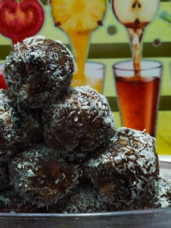 ખજૂર લાડુ (Khajur ladoo Recipe in Gujarati) રેસીપી મુખ્ય ફોટો