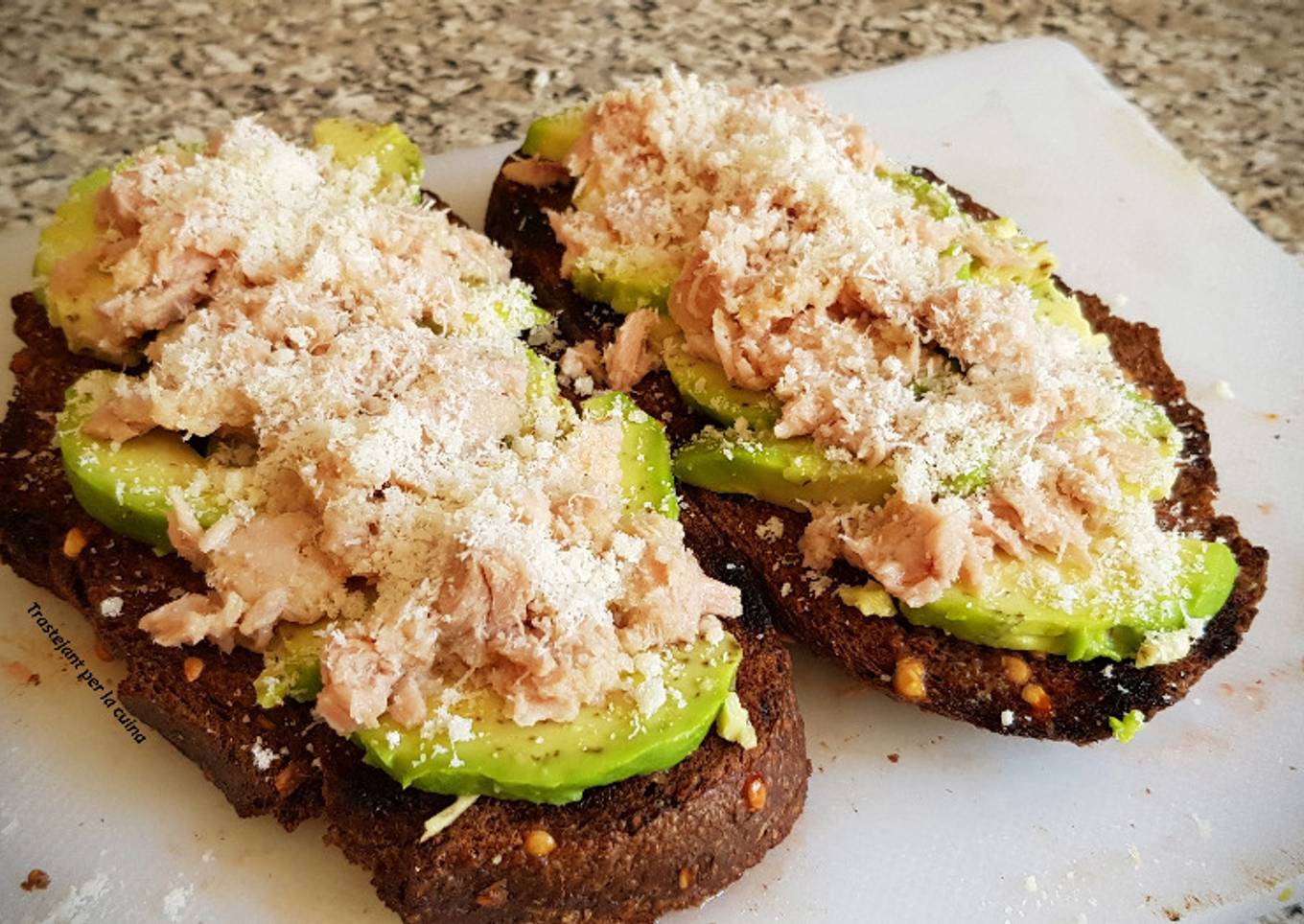 Tostadas de Pan con Aguacuate y Atún