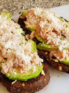 Una foto de Tostadas de Pan con Aguacuate y Atún