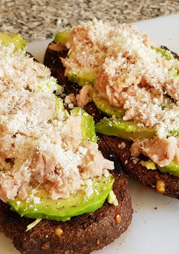 Una foto de Tostadas de Pan con Aguacuate y Atún