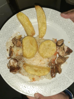 Una foto de Pollo al Limón con Papas Doradas y Arroz