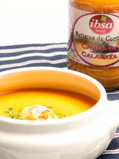 Una foto de Crema de calabaza IBSA con cigala y cebollino fresco