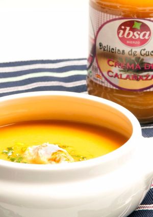 Una foto de Crema de calabaza IBSA con cigala y cebollino fresco