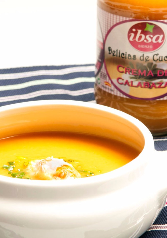 Una foto de Crema de calabaza IBSA con cigala y cebollino fresco