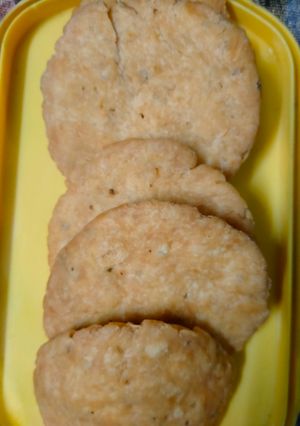 मठरी (mathri recipe in Hindi) रेसिपी मुख्य फोटो