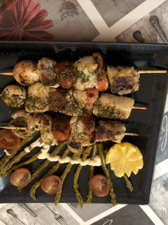 Una foto de Brocheta de rape con zanahoria baby tomate Cherry y champiñones