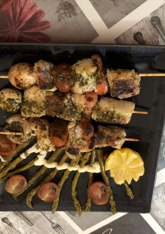 Una foto de Brocheta de rape con zanahoria baby tomate Cherry y champiñones